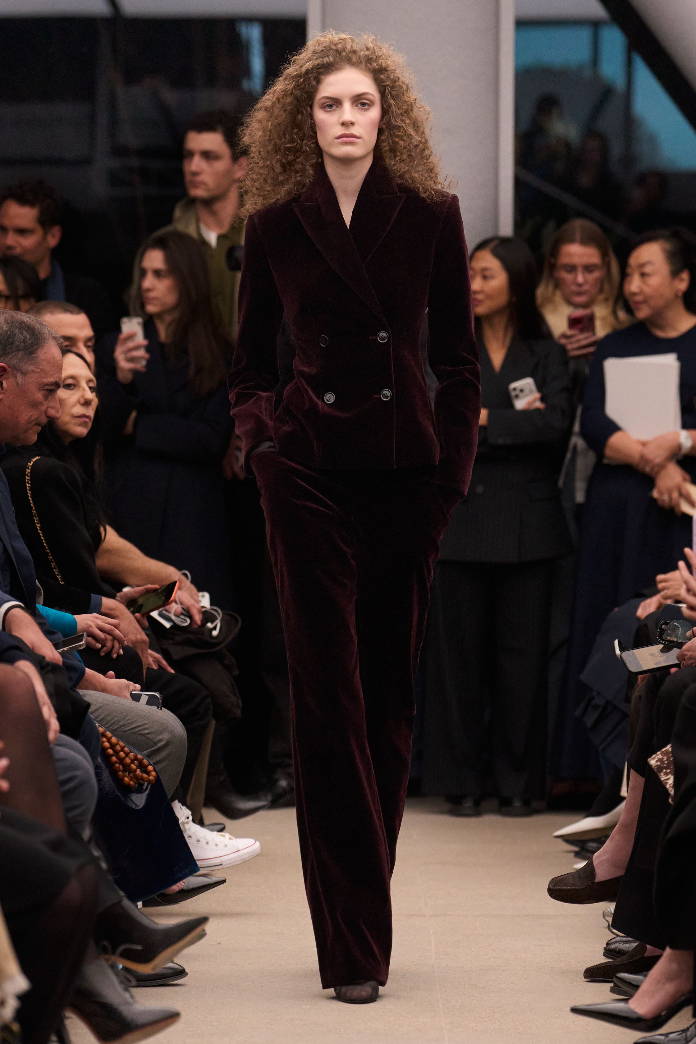 Alaïa继续以雕塑般的女性身体线条为核心，呈现极致精准的剪裁与材质张力。贴身针织长裙、立体外套与收腰大衣展现品牌标志性的曲线美学，整体色调以米色、酒红与深棕为主，营造出沉稳而性感的高级氛围。轮廓简洁却充满力量，既强调女性身体曲线，又通过结构性裁剪赋予服装雕塑般的建筑感，让极简主义与性感力量达到平衡-顽石频道趋势研究